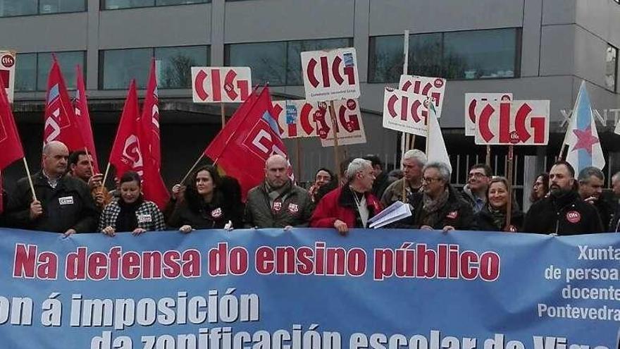 Representantes de los docentes protestan ante Educación, en Pontevedra. // CIG