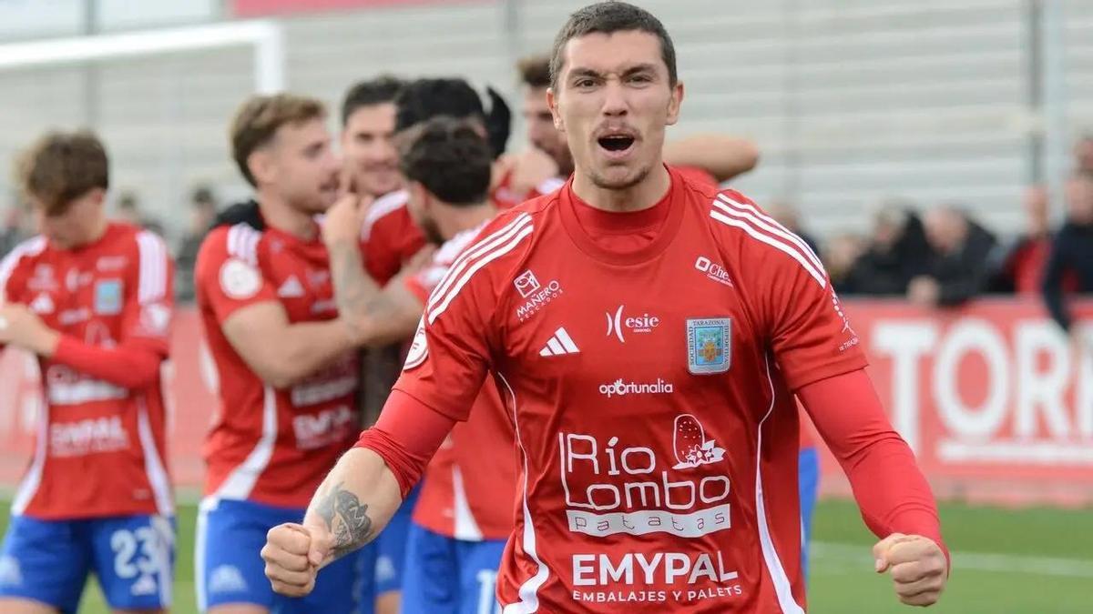 Adrián Fuentes celebra un gol con el Tarazona, durante el pasado curso.
