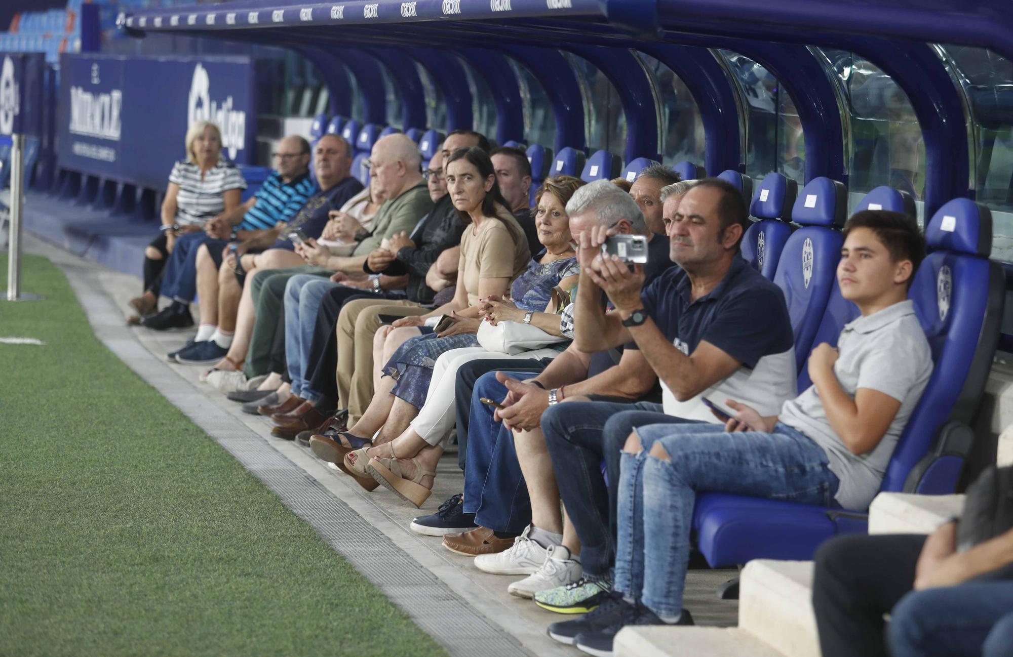 El Levante UD Iza la bandera con las peñas levantinistas