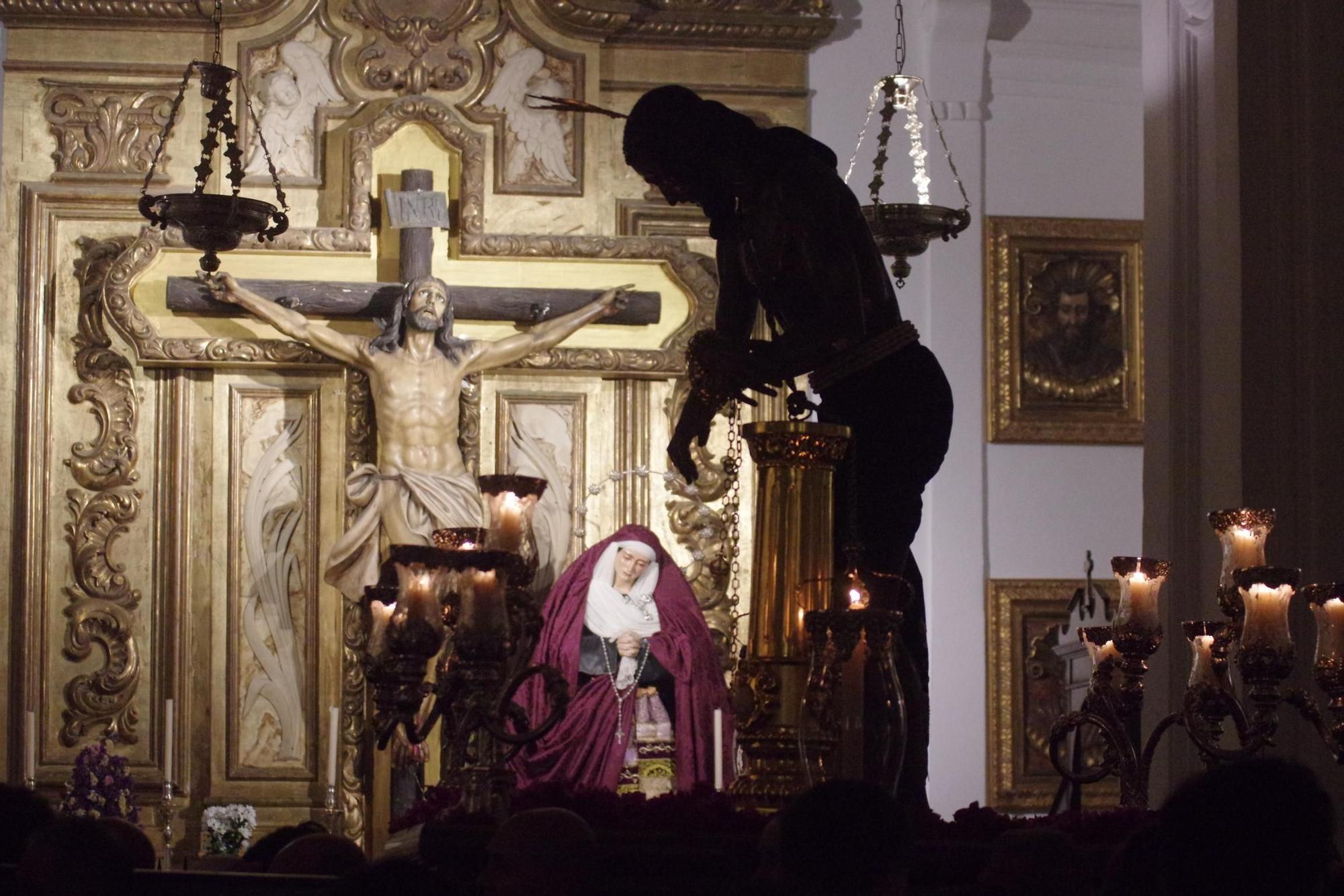 La cofradía de Gitanos celebra un vía crucis claustral en los Santos Mártires.