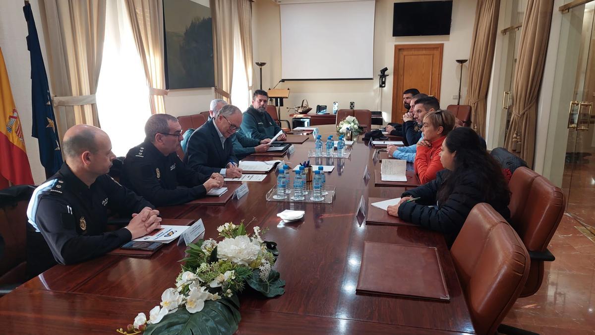 Reunión entre las distintas partes en la Subdelegación del Gobierno.