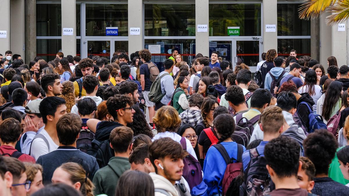 Estudiantes que se examinaron en la EBAU de junio en la ULPGC, en el Campus de Tafira.