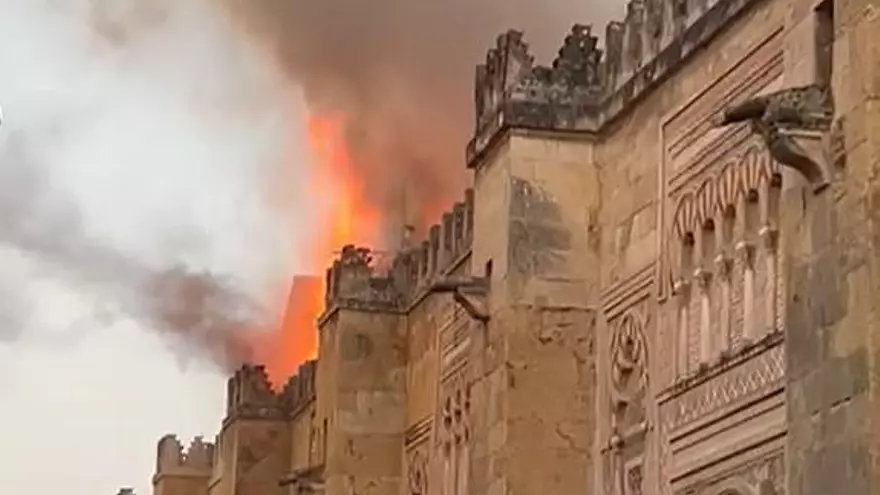 Así han sido los primeros momentos del incendio de la Mezquita de Córdoba: el monumento en llamas