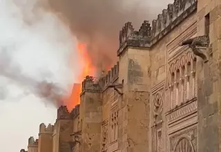Así han sido los primeros momentos del incendio de la Mezquita de Córdoba: el monumento en llamas