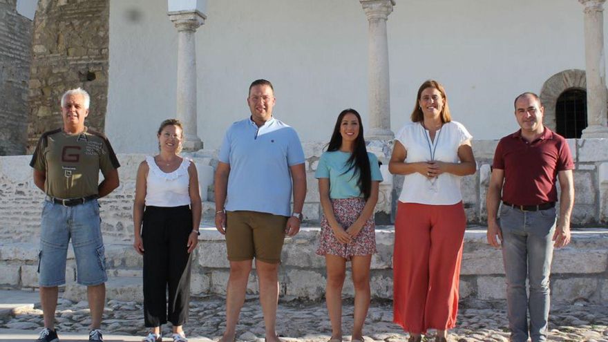Miembros de la hermandad y autoridades posan junto a la fuente.