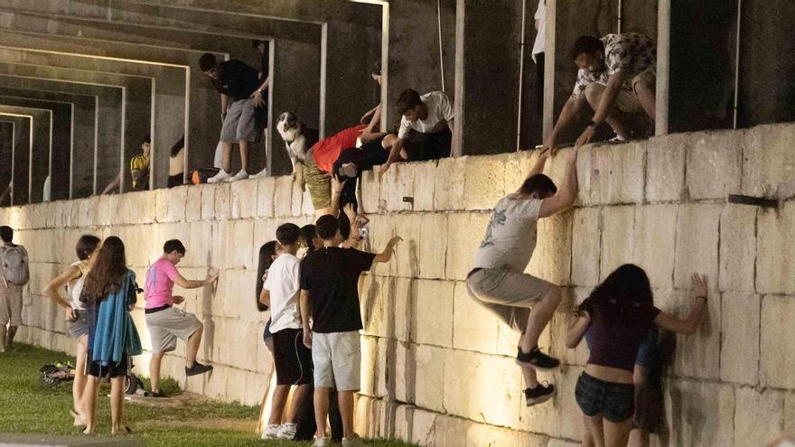 Trepar vallas y muros: la peligrosa búsqueda del mejor lugar para ver los castillos de fuegos en Alicante