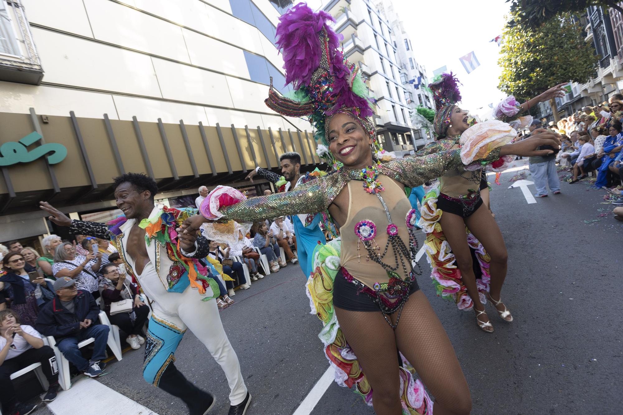 En Imágenes: El Desfile del Día de América llena las calles de Oviedo en una tarde veraniega