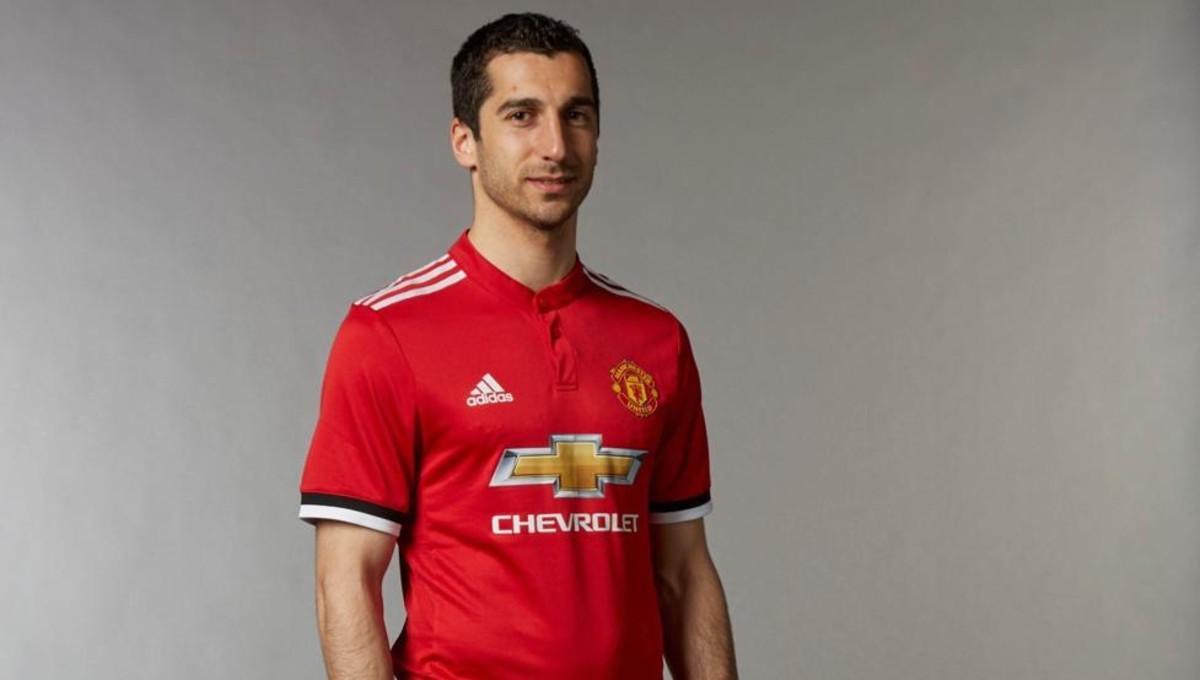 Henrikh Mkhitaryan. con la nueva camiseta del Manchester United.