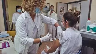 Un juez obliga a Sanidad a vacunar «sin demora» al personal de la privada