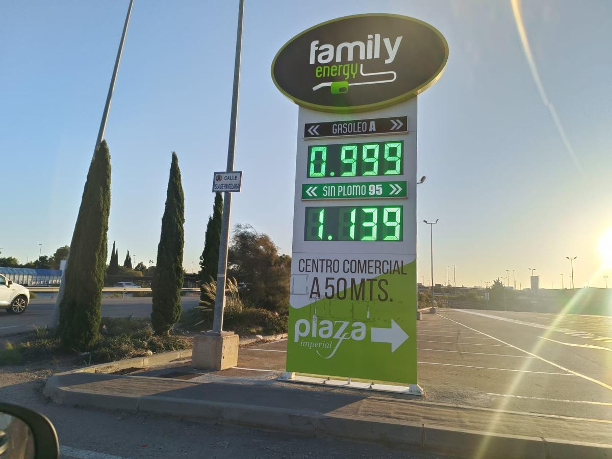 Los rótulos eléctricos marcaban el precio del diésel por debajo del euro este martes.