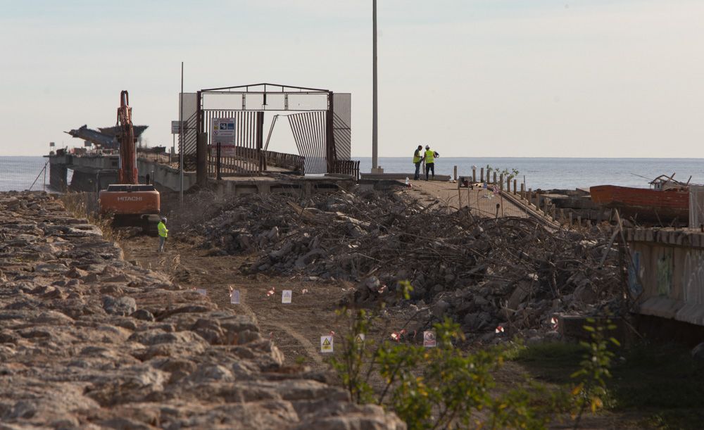 Avanzan los trabajos para desmantelar el Pantalán del Port de Sagunt.