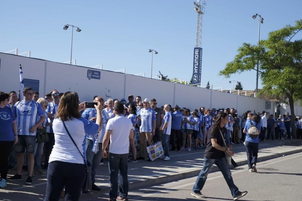 Aficionados del Baleares calientan motores antes del gran partido