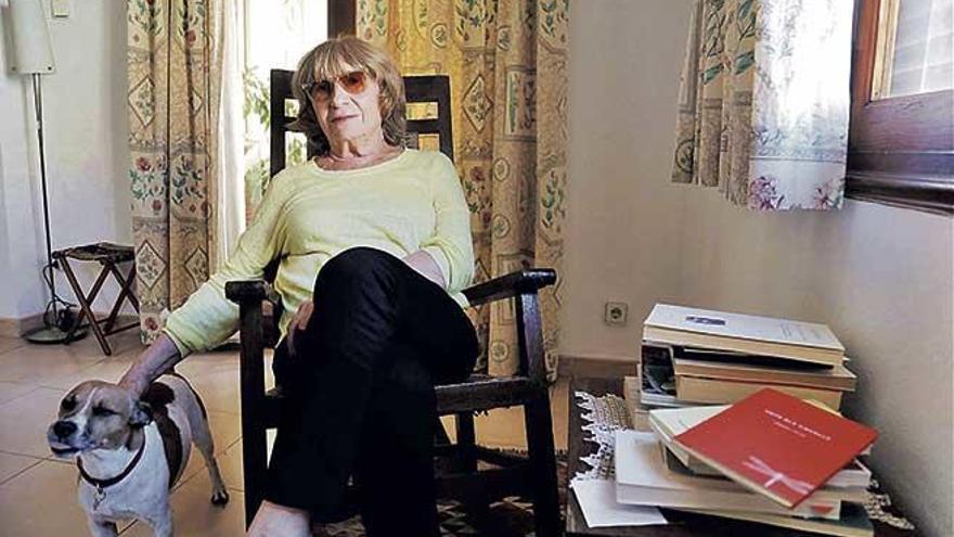 Antònia Vicens, Premio Nacional de Poesía 2018, posa en su casa de Ciutat poco después de recibir la noticia del galardón.