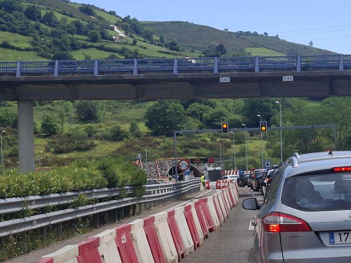 El atasco en una de las bocas del túnel.