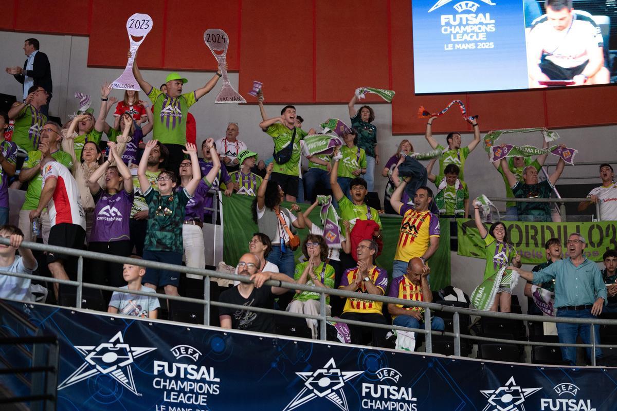 Un grupo de aficionados en la Final Four de Le Mans.