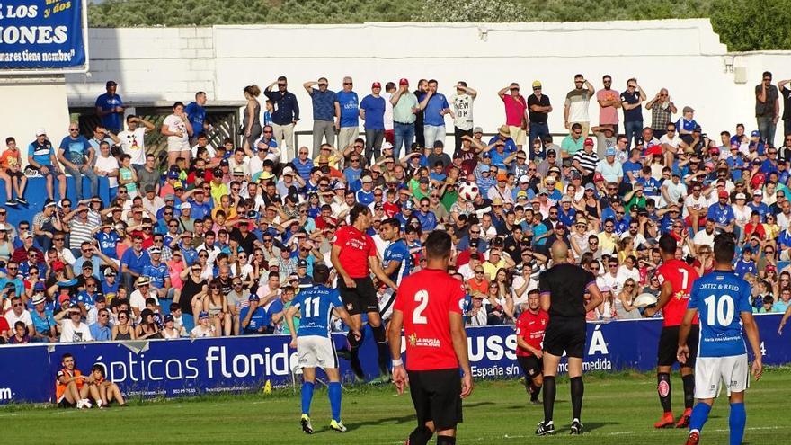 Jandro salta de cabeza a por un balón ante un jugador del Linares.