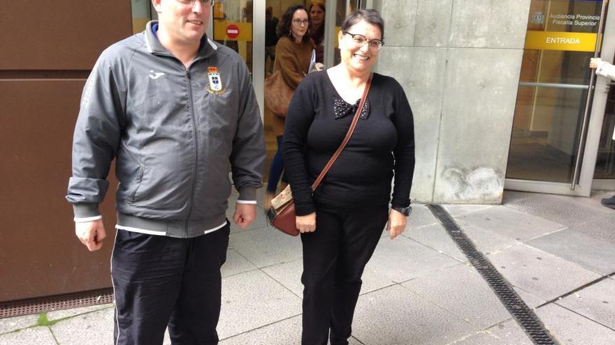A la derecha, Higinia Méndez, junto a su hijo, el pasado diciembre a la puerta de la Audiencia Provincial.