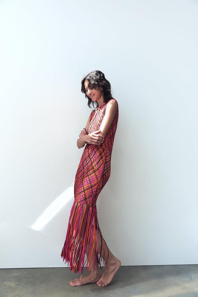 Vestido de flecos trenzado multicolor de Zara