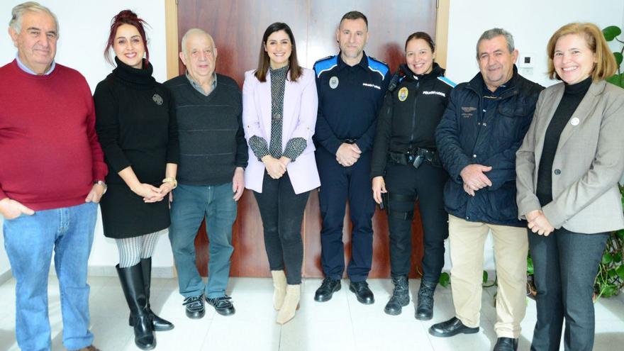 La alcaldesa, con las ediles de Benestar (izda.) y Mobilidade (dcha.), presidentes de los clubes y policía. |   // G.N.