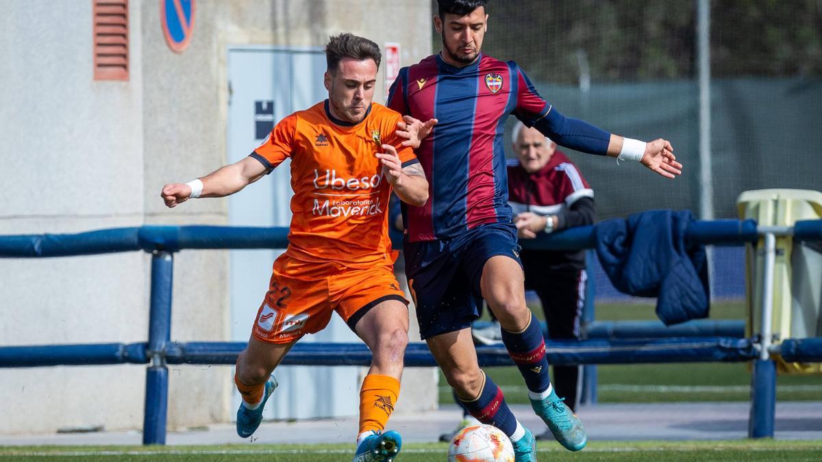 Atzeneta y Atlético Levante pugna por un balón en el partido.