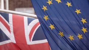 Archivo - Banderas de la UE y Reino Unido.