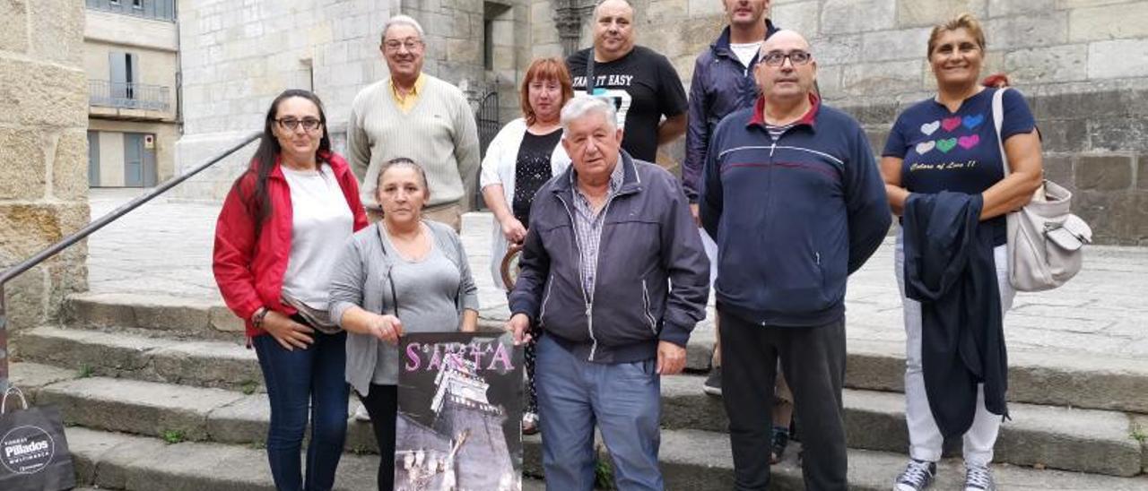 Miembros de la Coordinadora de Cofradías de Semana Santa de Cangas, con el cartel de 2019. |   // SANTOS Á.