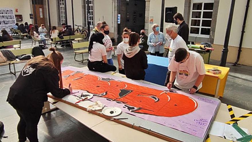 Alumnado del IES, ayer, en plena confección de un mural.