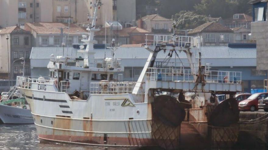 El puerto de Vigo dice adiós al “Cova Balea”, vendido a Angola