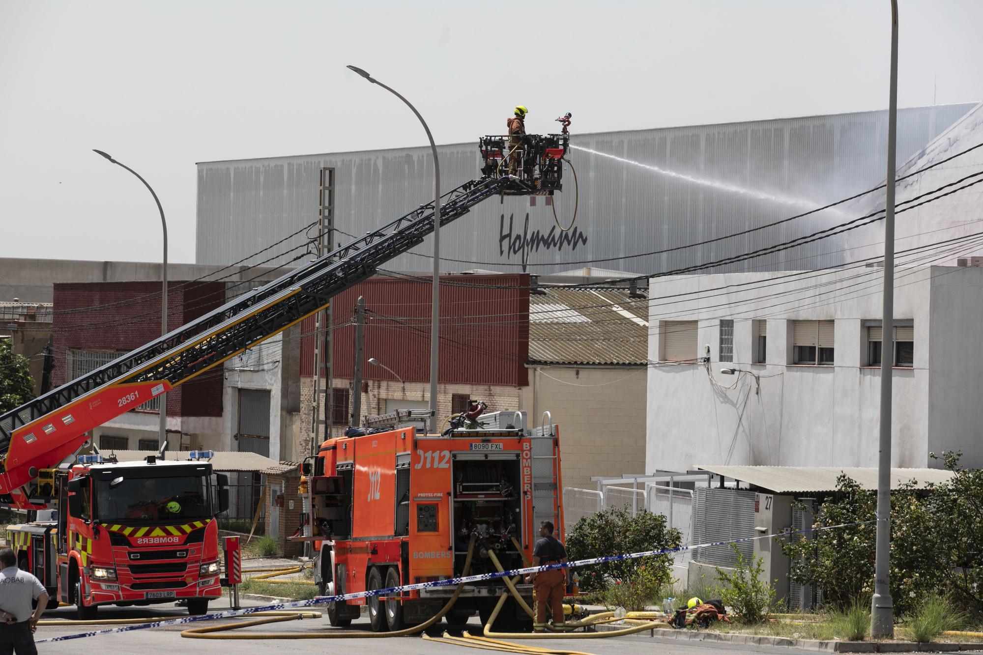 Bomberos actuando en el lugar del incendio.