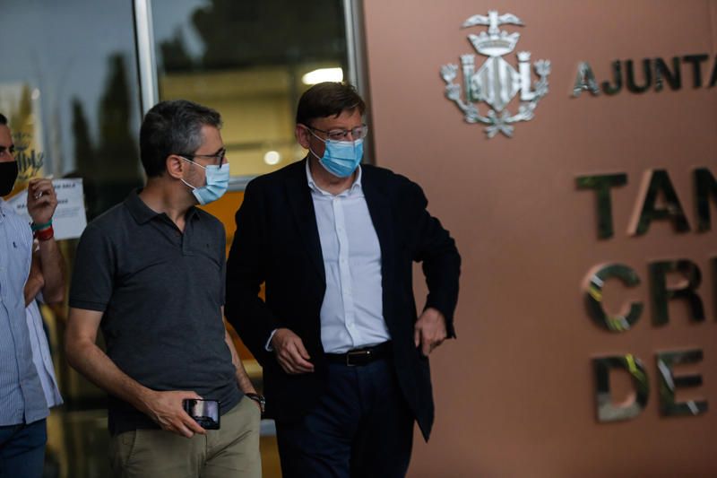 Compañeros y amigos de Ramón Vilar le despiden en el tanatorio de València