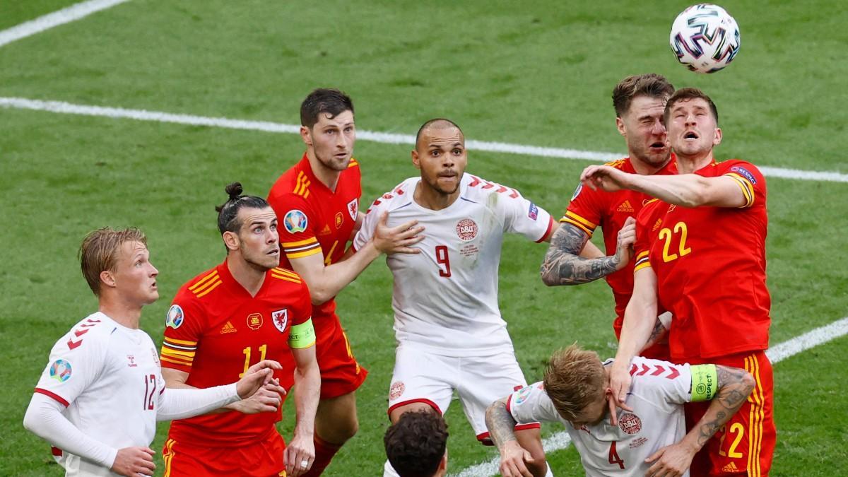 Dolberg (blanco, izquierda) y Braithwaite (blanco, centro), protagonistas del triunfo