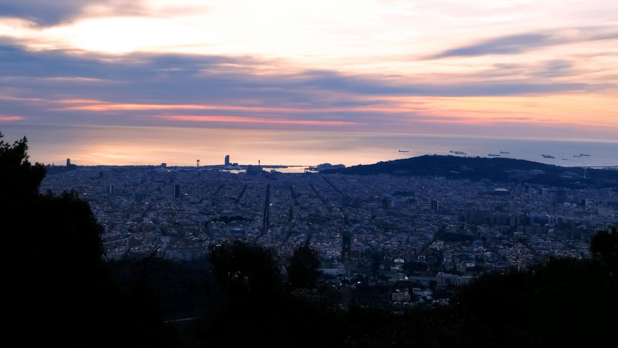 Nubes altas Barcelona amanecer