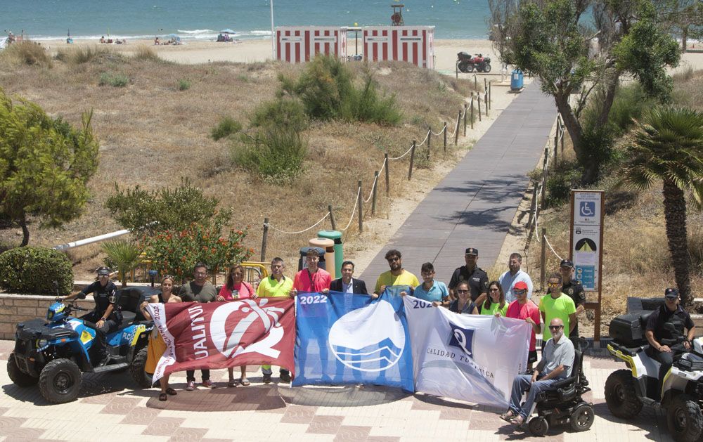 Canet iza sus banderas de calidad y presenta su dispositivo de playa.