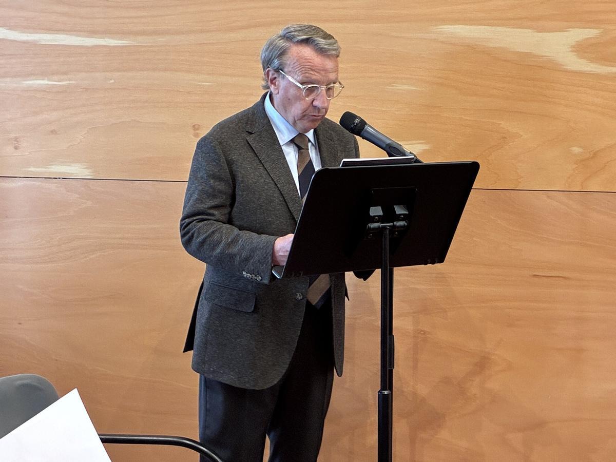 El Síndic de Badalona, Joan Walter Fibla, durante su intervención en el Pleno municipal del 13 de abril