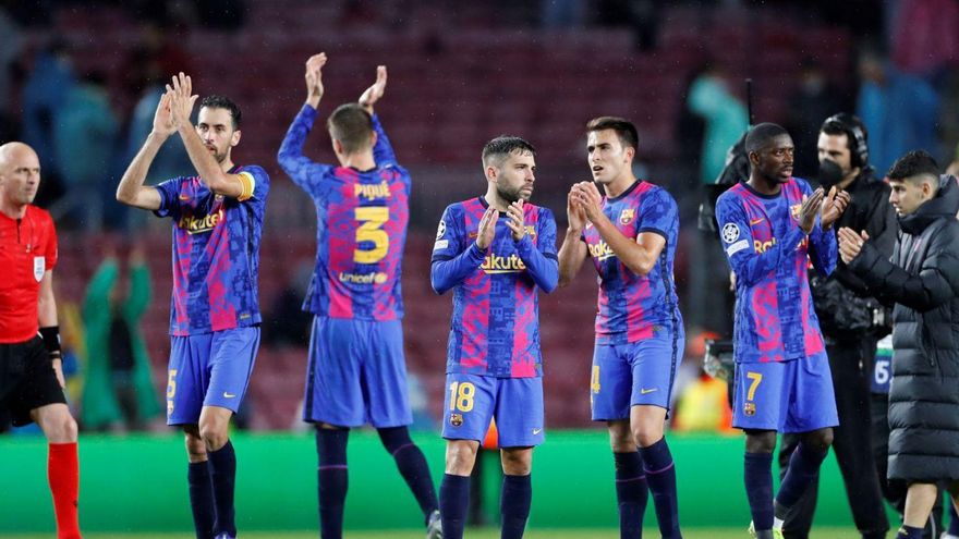 Los jugadores del Barcelona aplauden al público tras el partido ante el Benfica. | // EFE