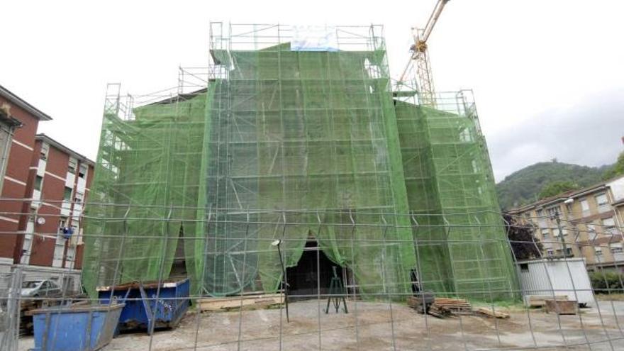 La iglesia de San Martín en Turón, cubierta de andamios por las obras de rehabilitación.