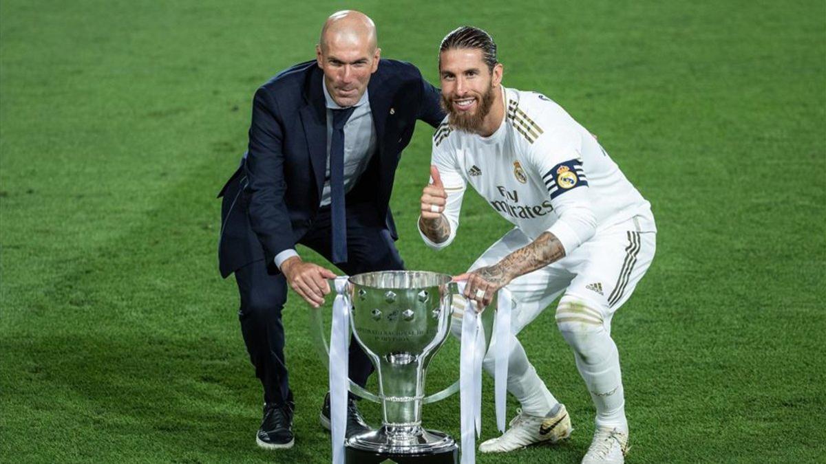 Ramos y Zidane posan con el trofeo liguero logrado hace unas semanas