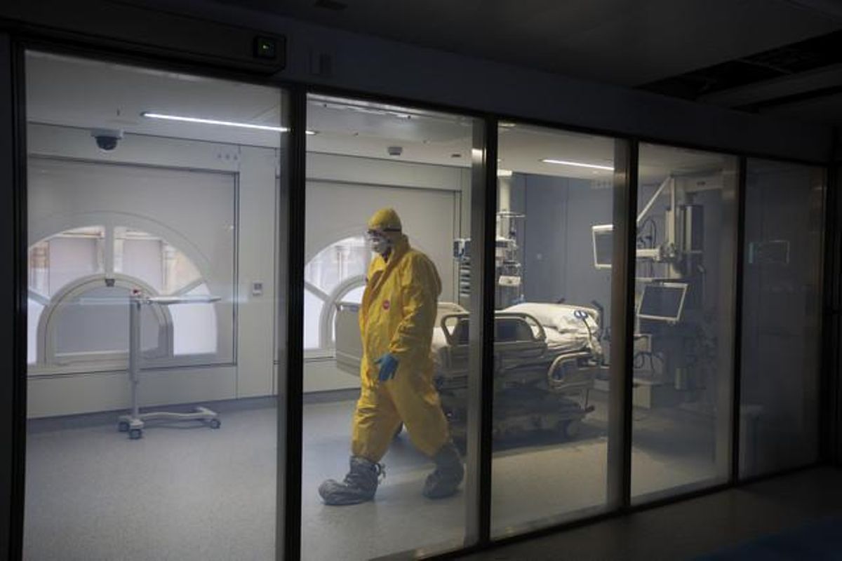 UCI habilitada per poder acollir un suposat infectat pel virus Ebola.
