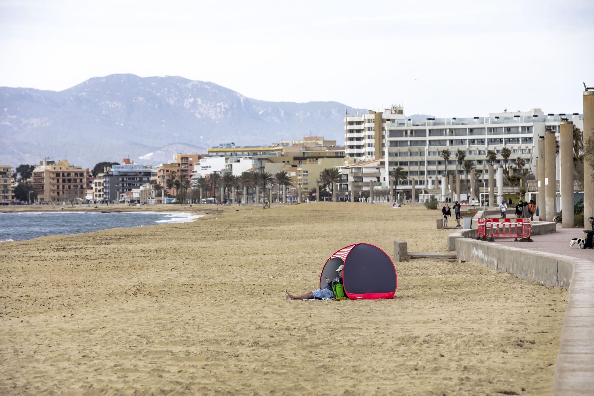 Ajenos a la controversia, los turistas alemanes se refugian en Platja de Palma