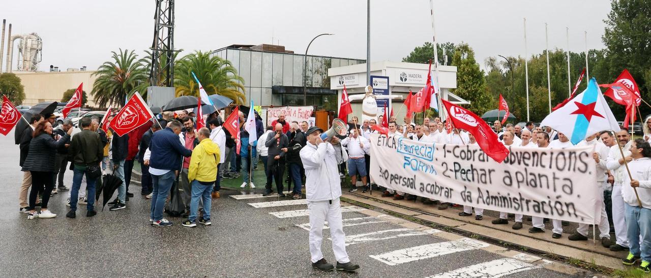 Trabajadores de Madera Fiber Technologies en la protesta realizada este miércoles ante sus instalaciones.