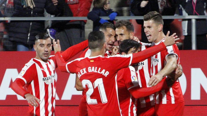 Els jugadors del Girona s&#039;abracen després d&#039;un gol a Montilivi.