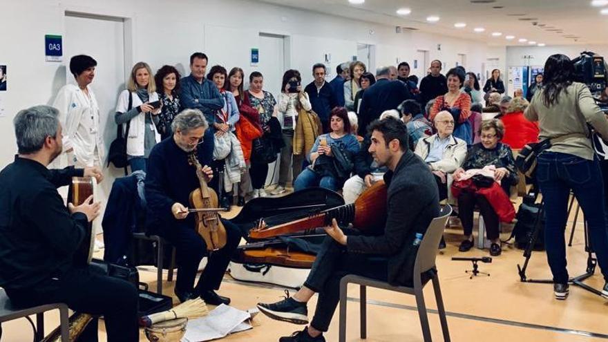 El mestre Jordi Savall omple de música l&#039;hospital Trueta