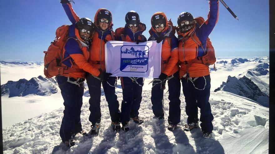 Cinco supervivientes del cáncer conquistan por primera vez el cerro Gorra Blanca en Argentina