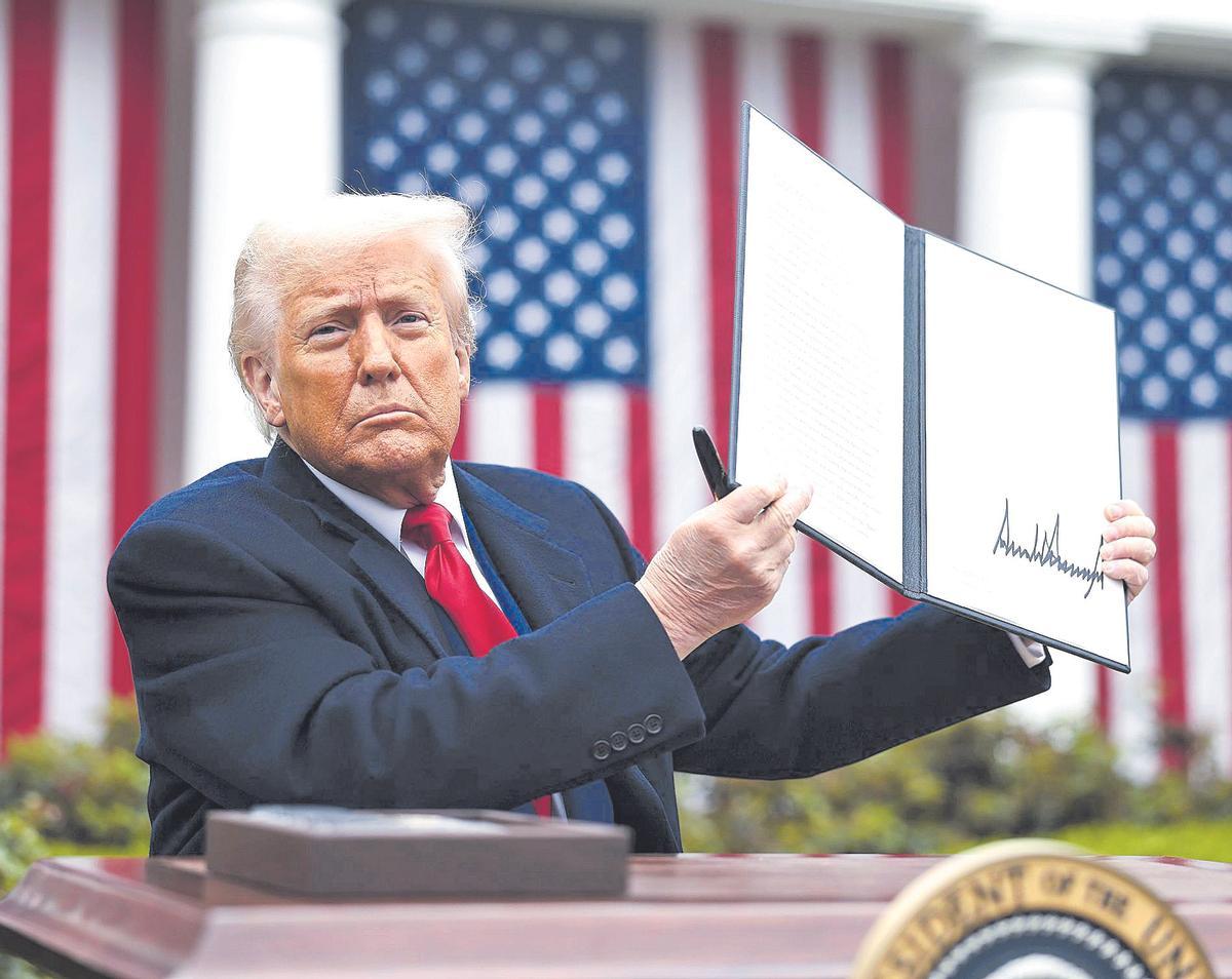 Trump, firmando un paquete de aranceles, en abril de 2025.