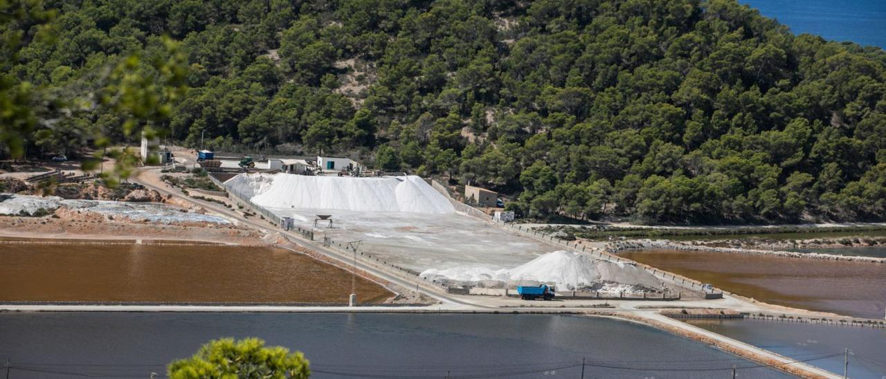 Las dos montañas de sal, a mediados de septiembre, cuando empezó la recolección de este año.