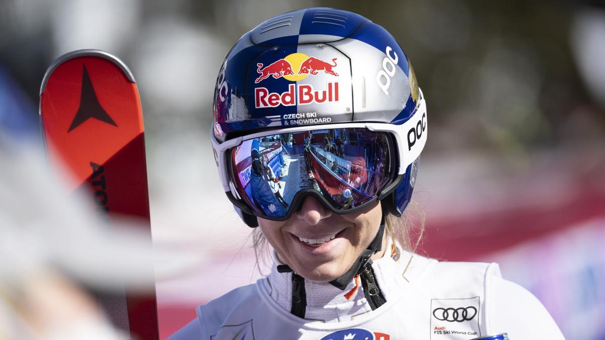 Ester Ledecka se alza victoriosa en el descenso de Crans Montana