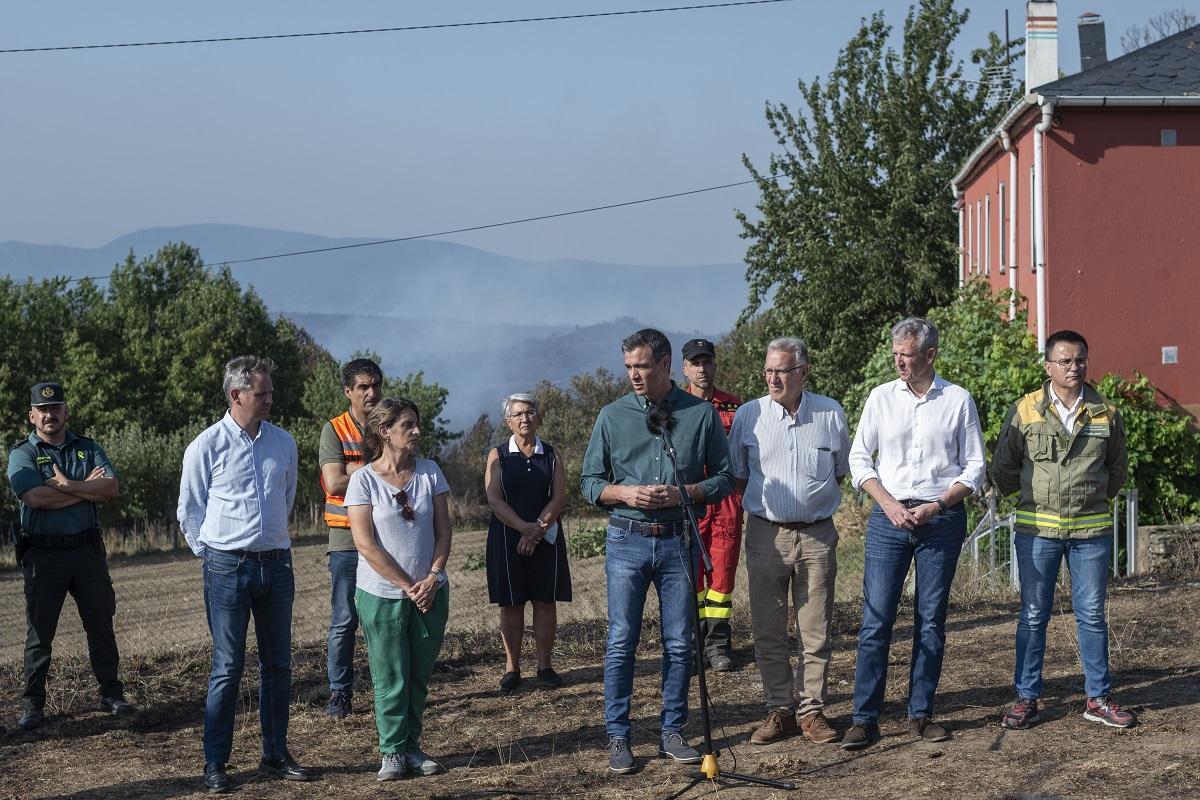 Miñones, a la izquierda, con Sáchez y Alfonso Rueda, durante una visita a una de las zonas de Valdeorras afectadas por los megaincendios del verano pasado