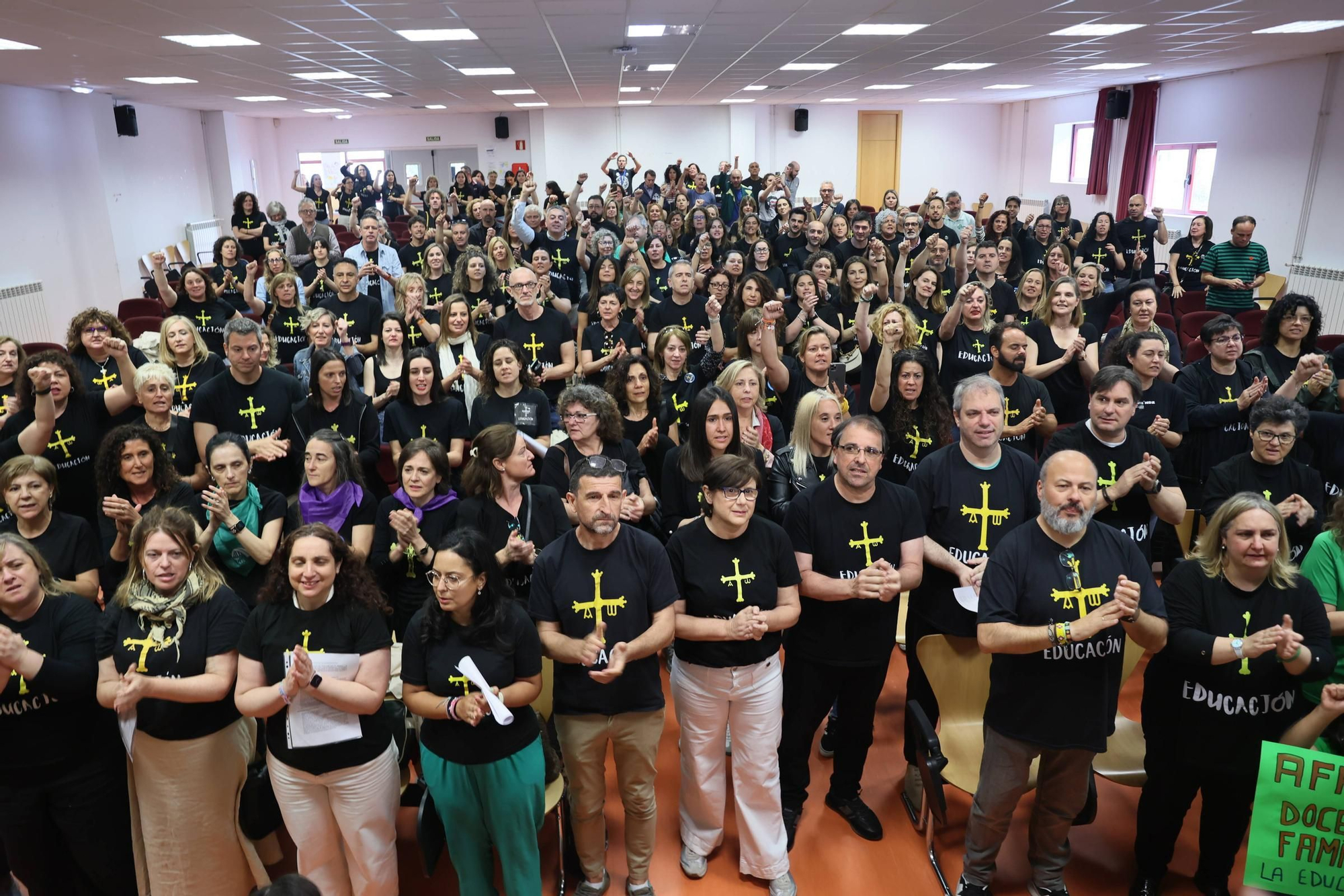 EN IMÁGENES: Concentración de directores de colegio de toda Asturias en el IES La Ería de Oviedo