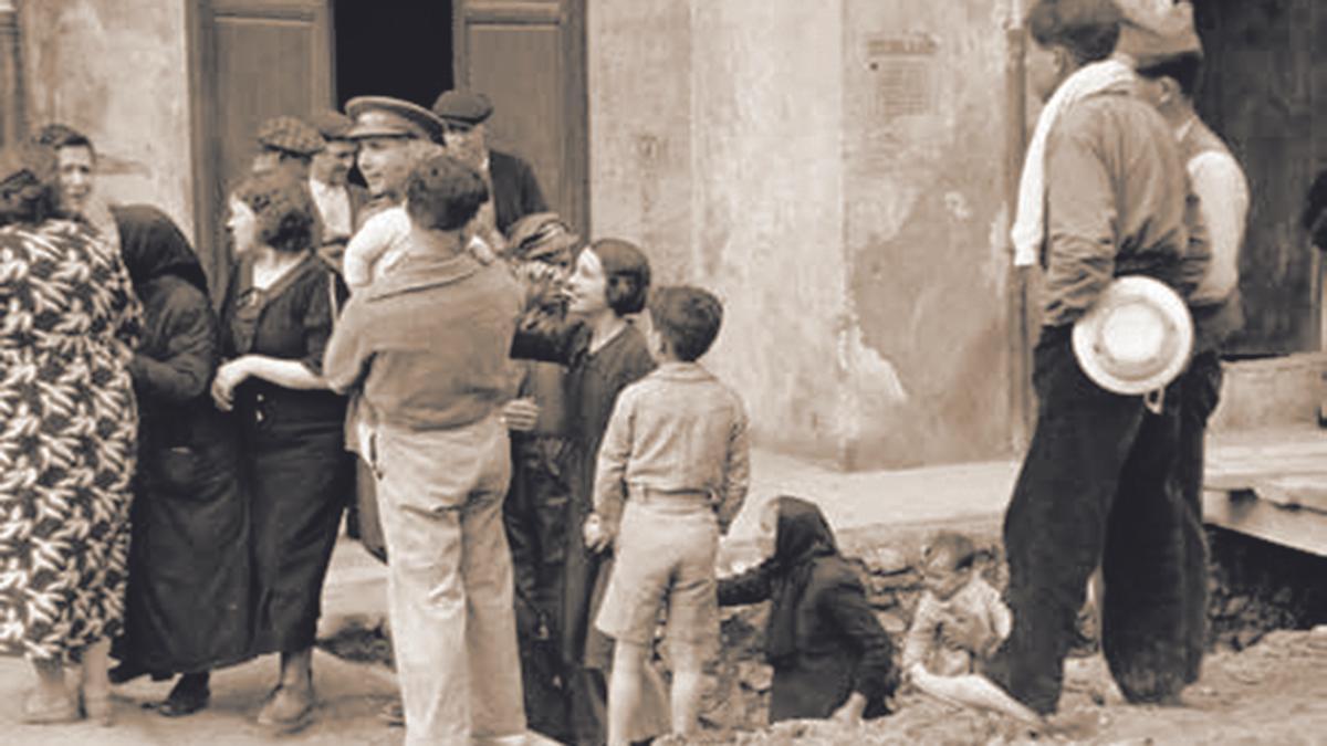 Castellonenses saliendo de un refugio en el 1938.