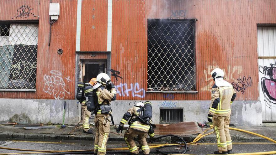 Un incendio en la misma nave en el año 2017.